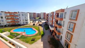 an overhead view of a apartment complex with a swimming pool at Departamento familiar in La Serena