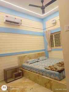 a bedroom with a bed and a ceiling fan at Smarami homestay in Hospet +9 photos