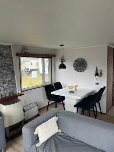 a living room with a couch and a table at Chalet Inn Ameland inclusief Fietsen, Zee en Strand op loopafstand! in Buren