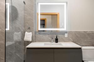 ein Badezimmer mit Waschbecken und Spiegel in der Unterkunft Block House in Vancouver + 58 Fotos