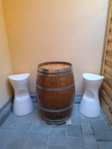 a wooden barrel and two whiteools next to a wall at Il TRE del TRENTA in Turin