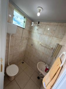 a bathroom with a toilet and a sink at Casa Ibirapuera in Vitória da Conquista