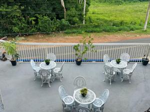 a group of tables and chairs on a patio at Pousada Preocupacao Zero in Ubajara +25 photos
