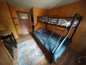 an overhead view of a bunk bed in a cabin at Arcoiris in Seifhennersdorf