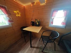 a small room with a table and two chairs at Arcoiris in Seifhennersdorf