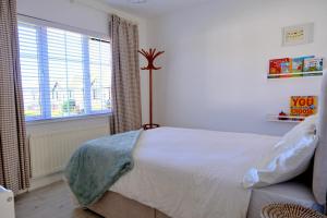 Gallery image of Spacious 4 Bedroom Pet Friendly House By Travel Lets Holiday Rentals Derry With Garden in Derry Londonderry +40 photos