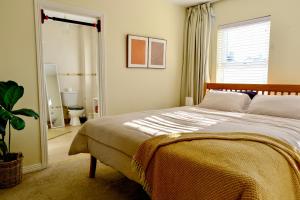 Gallery image of Spacious 4 Bedroom Pet Friendly House By Travel Lets Holiday Rentals Derry With Garden in Derry Londonderry