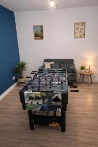 a table in a living room with a couch at L'entracte in Clairvaux-les-Lacs