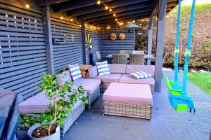 Gallery image of Spacious 4 Bedroom Pet Friendly House By Travel Lets Holiday Rentals Derry With Garden in Derry Londonderry