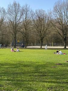 a group of people sitting in a park at Seequartier Borken in Borken