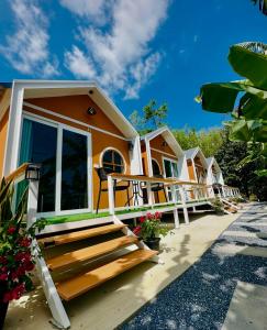 a row of cottages at a resort at Lanta Junli House in Ko Kam Yai