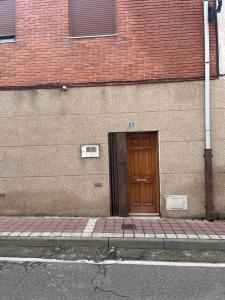 a door on the side of a brick building at Casa Marisol in Arrabal de Portillo