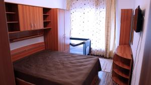 a small room with a bed and a window at Apartament 2 camere SIBIU-SELIMBAR in Şelimbăr