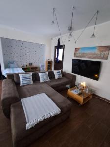 a living room with a couch and a flat screen tv at Hei un Urlaub in Neu Damerow