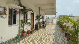 a courtyard with potted plants on the side of a building at SRI PADMAVATHI NiVAS in Pithāpuram +11 photos