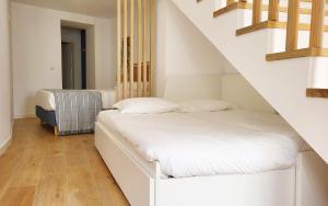 a bedroom with two beds and a staircase at Casa Miradouro das Beatas in Elvas