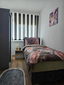 Llit o llits en una habitació de Apartman Iman1