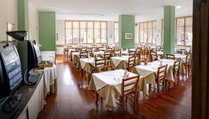 a dining room with tables and chairs with white table cloth at Hotel Residence Valverde in Gressoney-la-Trinité