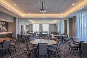 a dining room with tables and chairs in a room at Courtyard by Marriott Madison in Madison +52 photos
