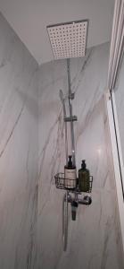 a shower light in a bathroom with a marble wall at Apartamento Marandel in Ronda