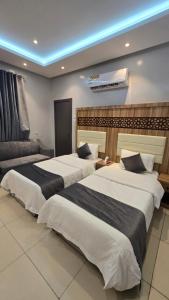 two beds in a hotel room with at شقق الدار in Jeddah