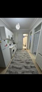 a kitchen with a rug in the middle of a room at Ozan Konaklama in Hatay