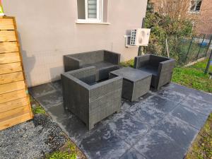 two concrete benches sitting next to a building at Studio calme climatisé, Wi-Fi, arrivée autonome in Douai