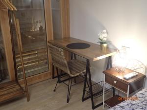 a desk with a chair and a table with a drawer at Chambre Privée avec Sauna in Villeneuve-Loubet