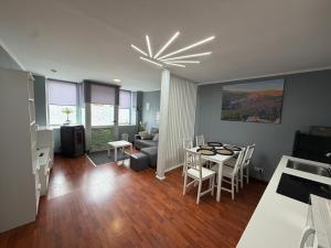 a kitchen and living room with a table and chairs at Casa de Fernando in Treacastela