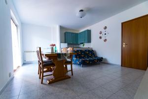 a kitchen with a table and chairs and a couch at Binario 22 in San Gemini +15 photos