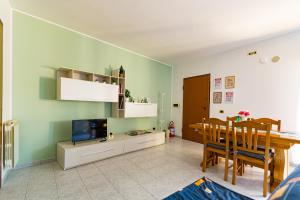 a kitchen and dining room with a table and a television at Binario 22 in San Gemini