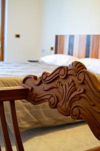a close up of a wooden foot board of a bed at Binario 22 in San Gemini