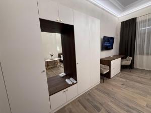 a room with a mirror and a desk and a room at Apartament Centru Wot Diamond in Arad