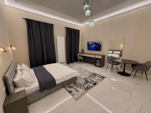 a bedroom with a bed and a desk and a table at Apartament Centru Wot Diamond in Arad