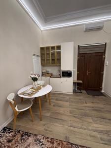 a kitchen with a table and a table and chairs at Apartament Centru Wot Diamond in Arad