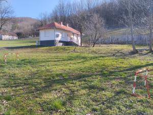 a house in the middle of a field at Vitovnicki Mir in Petrovac na Mlavi