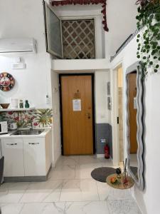 eine Küche mit einer braunen Tür und einer Spüle in der Unterkunft Casa TeKa in Torre Annunziata