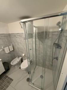 ein Badezimmer mit Dusche und Toilette in der Unterkunft Casa TeKa in Torre Annunziata