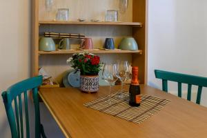 a table with two glasses and a bottle of wine at B&B Lilla All'Adige in Legnago