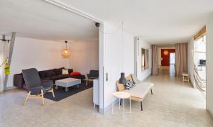 a living room with a couch and chairs at Ferienhaus Hängematte für Familien, Freunde und Gruppen in Barth
