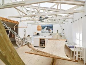 a room with a hammock and a kitchen at Ferienhaus Hängematte für Familien, Freunde und Gruppen in Barth +17 photos