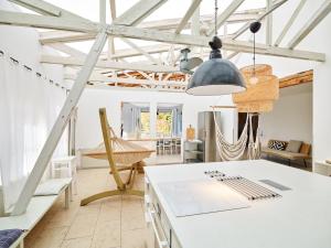 a living room with a table and a hammock at Ferienhaus Hängematte für Familien, Freunde und Gruppen in Barth