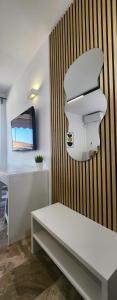 a room with a white bench and a mirror at Mare Vento in Kiveri
