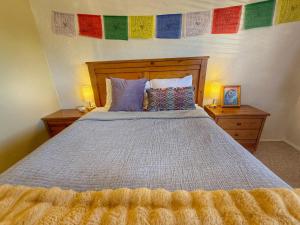 a bedroom with a bed with two nightstands and two lamps at King Five Mokee Motel Pets OK Shared Kitchen in Bluff