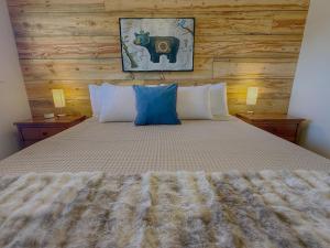 a bedroom with a large bed with two night stands at King Bear Mokee Pets OK, Shared Kitchen! #4 in Bluff