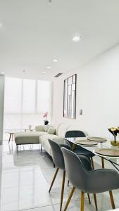 a living room with couches and tables at Zen Living Sky Suite in SamborondÃ³n +12 photos