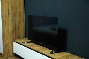 ein Flachbildfernseher, der auf einer Kommode steht in der Unterkunft Hotel Ari in Prizren