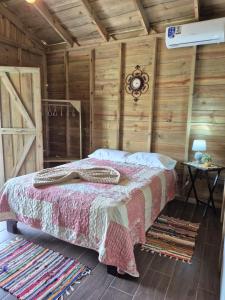 a bedroom with a bed in a room with wooden walls at Cabañas Bambú Pérez Zeledón in San Isidro de El General