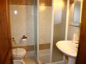 La salle de bains est pourvue d'une douche, de toilettes et d'un lavabo. dans l'établissement Belvilla by OYO Iris, à Montaione