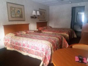Postel nebo postele na pokoji v ubytování Travelers Lodge